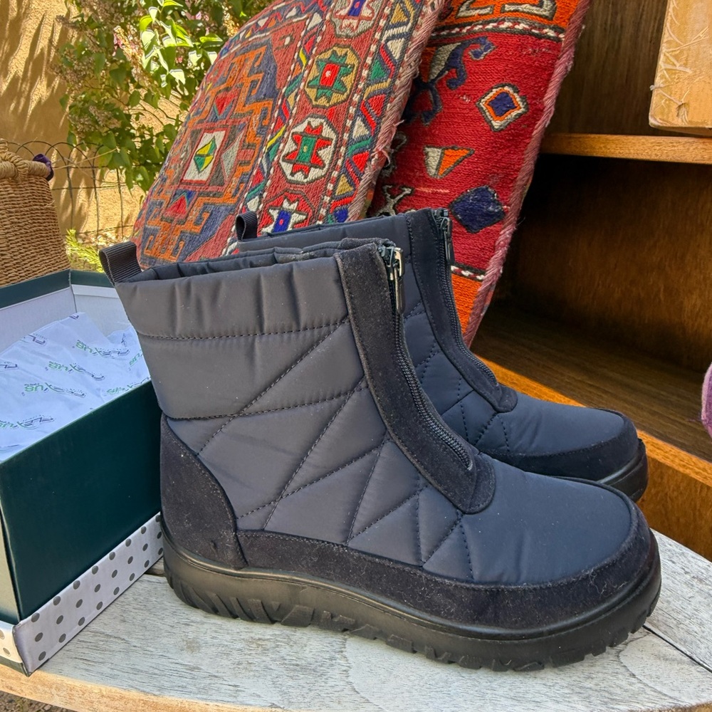 BNIB Quilted Navy Blue Winter Boots